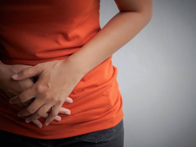 what causes lower left abdominal pain in females